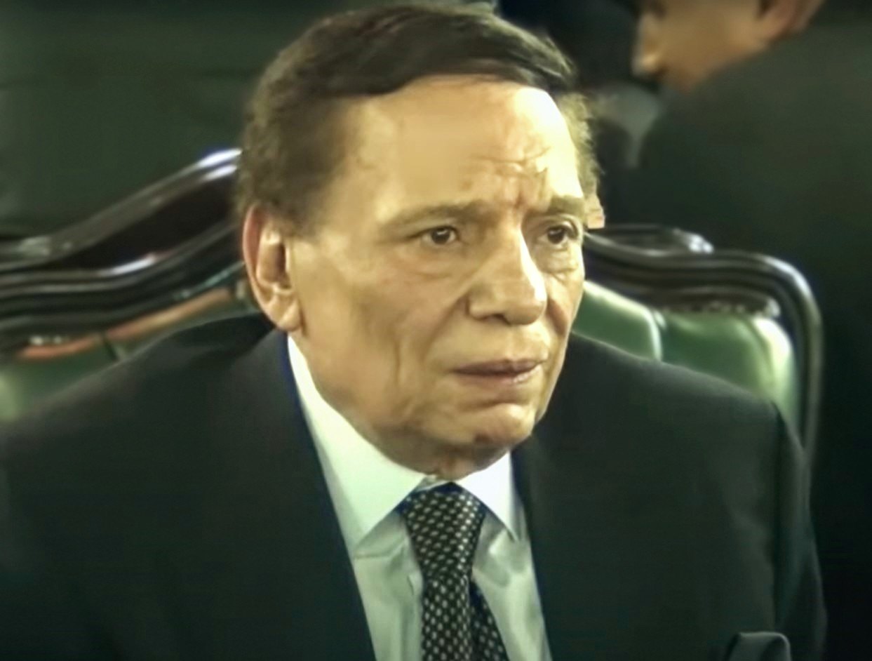 بعد سنوات من الغياب.. رامي إمام يحضّر فيلمًا وثائقيًا عن مسيرة عادل إمام
