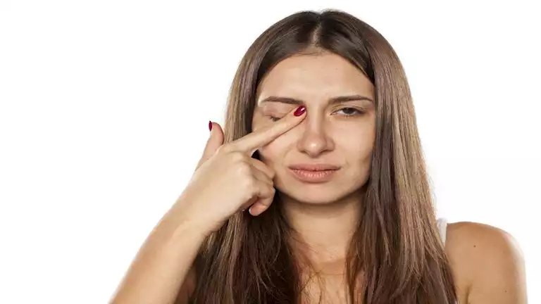 ارتعاش العين المفاجئ.. طبيبة أعصاب تكشف الأسباب وطرق التعامل معه