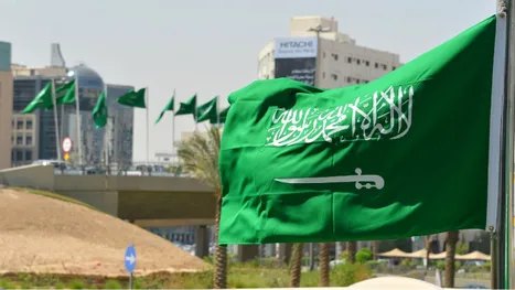 "عكاظ" تعدّل افتتاحية مثيرة للجدل عن اليمن.. وأكاديمي إماراتي يعلق
