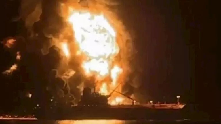 إيران: انفجار ناقلتي نفط بعد اصطدامهما بألغام في مضيق هرمز