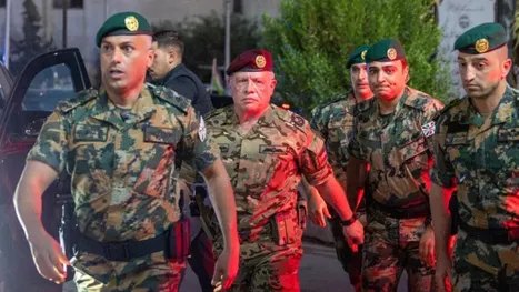لماذا ظهر ملك الأردن مسلحا في الكرك؟.. مغردون يحللون الرسالة