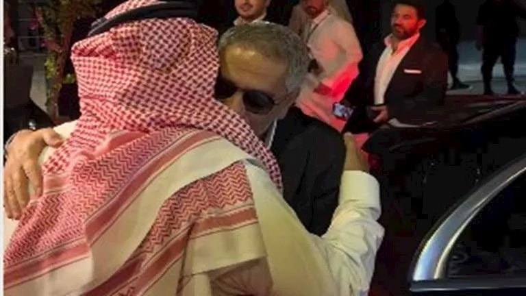لحظة وصول فضل شاكر السعودية لإحياء حفله بمسرح أبو بكر سالم- صور وفيديو