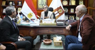 محافظ الوادي الجديد تبحث مع وفد جهاز شئون البيئة دعم أداء الفرع الإقليمي