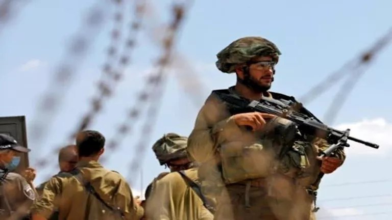 إسرائيل تنشر قناصين فوق منازل المدنيين أثناء توغلها في قرية جملة بريف درعا