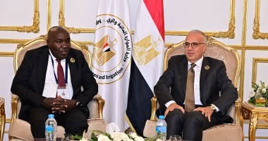 غلاف وزير الرى يبحث مع مسؤول كيني تعزيز التعاون المشترك في مشروعات المياه والتنمية بحوض النيل