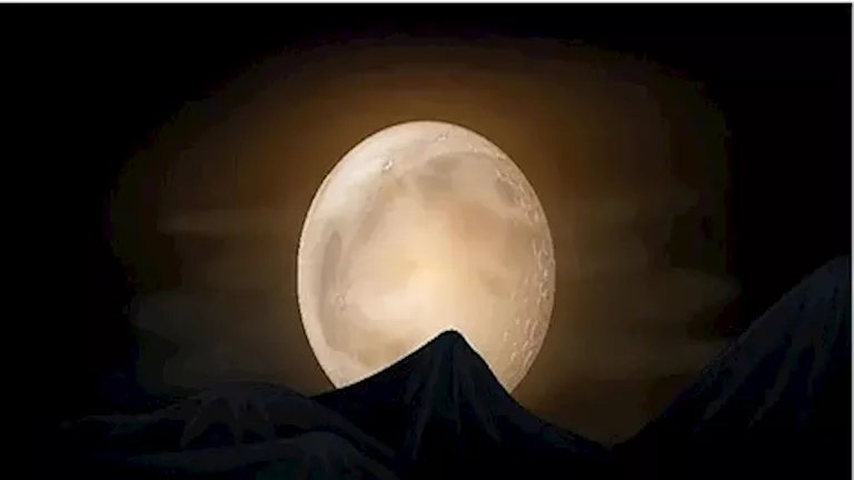 أسرار ضوء القمر.. لماذا يخاف منه سكان هذه القرى؟