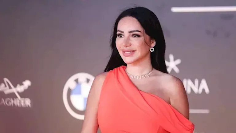 غلاف إنجي علاء تتحدث عن أزمتها الصحية: العملية استمرت 6 ساعات وأثرت على حركتي