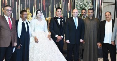 محافظ الفيوم يلبي دعوة أحد العاملين بالمحافظة لحضور زفاف ابنه