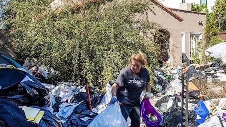 غلاف منزل القمامة في لوس أنجلوس يثير الجدل فما حكاية مالكه المسن؟