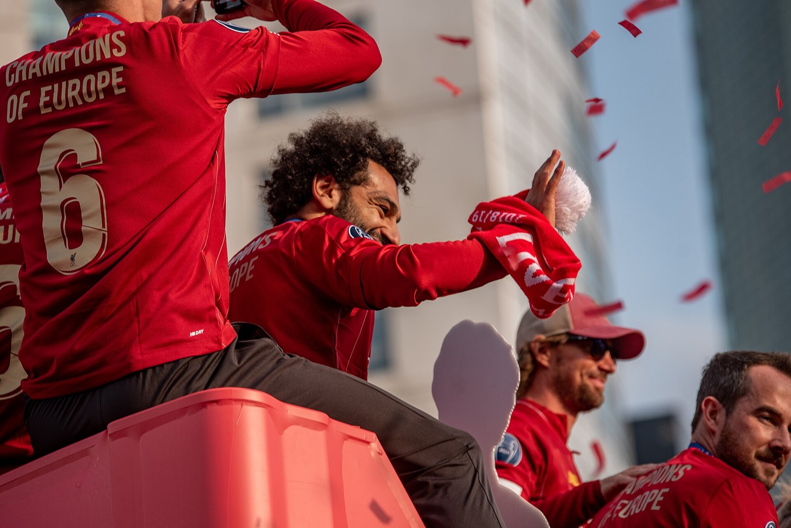 محمد صلاح يجدد عقده مع ليفربول حتى 2027